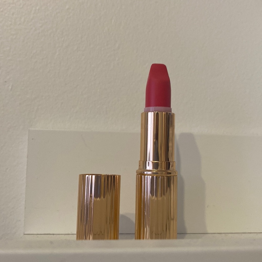 Charlotte Tilbury lipstick, color: lost cherry